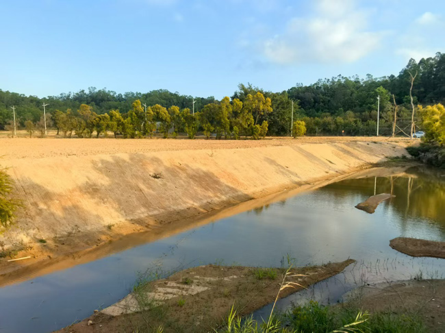 水渠边坡支护挖掘机整平后续泥浆固化边坡