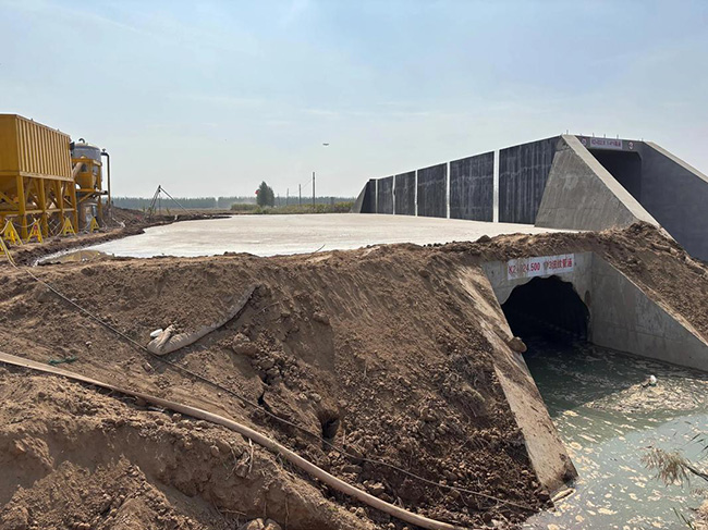 箱涵涵洞两侧流态固化土回填