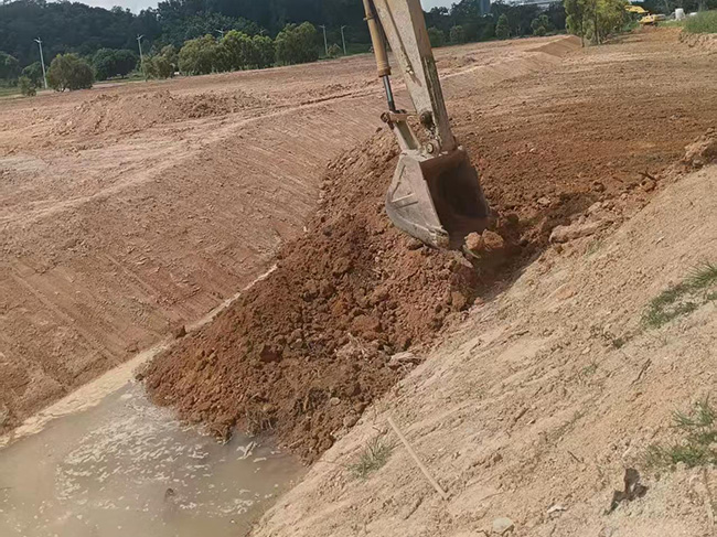 水渠边坡支护挖掘机整平后续泥浆固化边坡